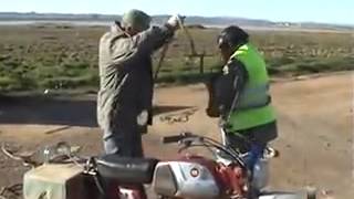 HUMOR, MOBYLETTE REMOLCA TRACTOR.