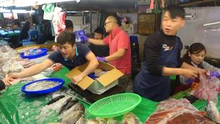 002 竹圍漁港之花 整箱6公斤重的鱈魚 竟然下殺到1200元 海鮮叫賣 叫賣哥 竹圍吳怡霈 竹圍觀光漁港 2020 0118