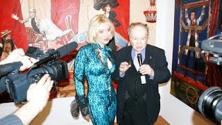 Joe Franklin admires the exceptional talent of Rania Mesiskli at Agora Gallery ( Ράνια Μεσίσκλη )