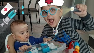 Efe ile Minik Bebek Doktorculuk Oynuyorlar. İğneden Ağlayan Bebek Videosu.
