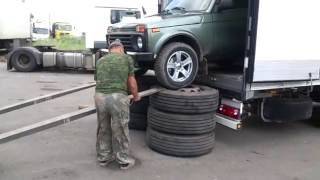 Нива съезжает с фуры.  #Niva #Нива #4x4