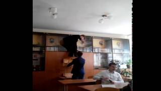 Шок! Чувак упал со стульев в школе!!!