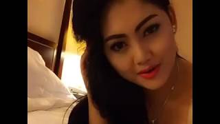 Nyaris bugil, tante sexy kasih tips buat cowok