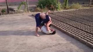 Драка один на один. Борец в деле.