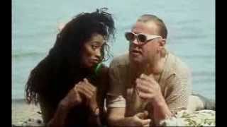 Uunon pitkä tumma nainen.