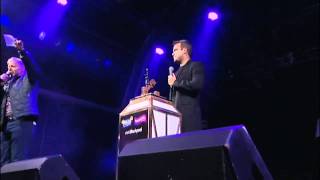 Robbie Williams switches on Blackpool illuminations