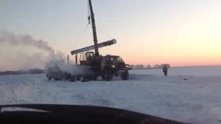 Погрузка трубы бу в поле. Мороз - 40. Сибирь.