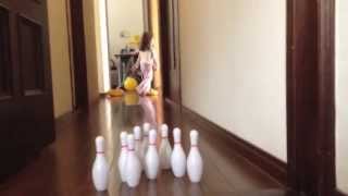 ケイトとオードリーのボーリング Kate and Audrey Playing Bowling