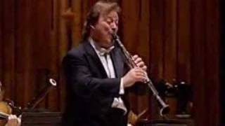 Andrew Marriner - Mozart clarinet concerto I.Allegro (pt 1)
