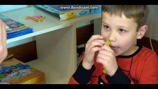 ПРАНКИ над мамой Рыгачки в еде и Какашка в воде DIY Пердушка Pranks Kid's Video Gross noisy slyme