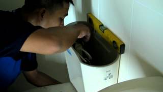 舊屋翻新全紀錄●水電師傅如何安裝馬桶濕式工法