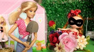 ЦВЕТОЧНЫЙ ВОРИШКА.  Играем с куклами Мама Барби