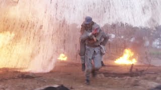 中國士兵頂著日軍炮火營救最後的倖存者！ ️ 抗日