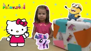 Surprise Box Kinder. Девочка открывает сюрпризы