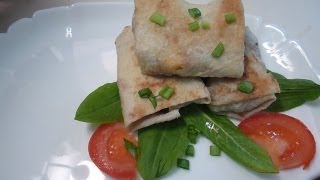Конвертики из лаваша с сыром, колбасой, зеленью и помидорами