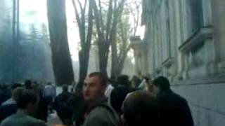 Супер жесть . громят ментов
