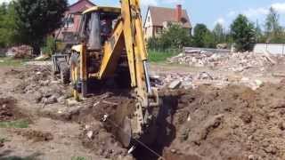 трактор - экскаватор JCB 3CX копка траншеи ленточного фундамента жилого дома. Калининград