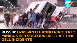 Russia: i passanti hanno rivoltato minibus per soccorrere le vittime dell'incidente