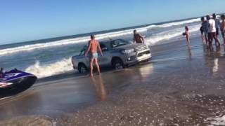 Toyota encajada en el mar , Pinamar