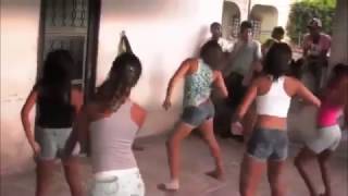 Meninas dançando Yu-Gi-Oh! (Versão 1)