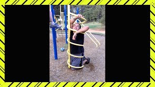 typ steckt fest auf dem spielplatz..