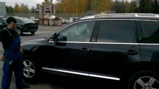 VW Tuareg сломали наконец стекло