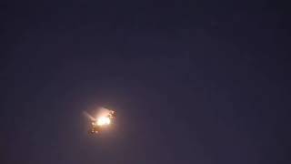Вертолет AH-64 Apache отстреливает тепловые ловушки над посольством США в Багдаде