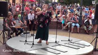 ДОМИК ОКНАМИ В САД! Как она классно поет! СМОТРИТЕ!