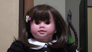 新型コロナ外出自粛　故郷にいる母に贈る「桃色花子　ももいろはなこ　介護用音声認識人形」　介護用でなくても使う価値のある人形　（乾電池は百均で購入）