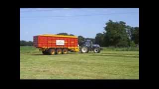 Gras inkuilen door Loonbedrijf W Timmer & Zn 2013