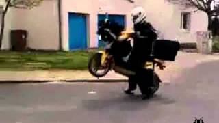 Un facteur tente une roue arrière