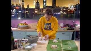 Жить вкусно с Джейми Оливером 2 серия|Рыба в банановых листьях/Напиток Манго Лате