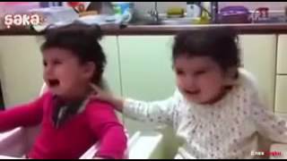 Niña mala le pega asu hermano! ??