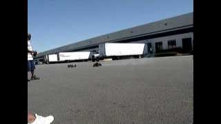(TUG OF WAR) E-Maxx vs Savage Warhead