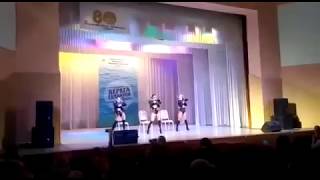 Духовные скрепы России. Полуголые девушки в кожаных куртках станцевали на детском конкурсе.