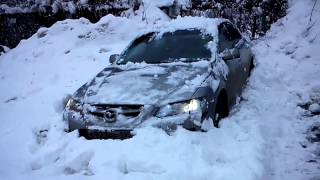 выезд из заснеженного места на стоянке mazda 6 mps
