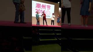 Best talent: MC Sylvester Goh conducting games in Teochew during the 2016 Teochew Festival. 潮州节互动游戏