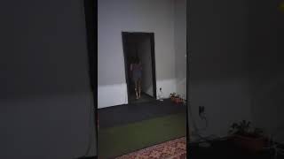Amputada em casa pulando (amputee girl jumping)