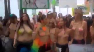 Девушки митингуют топлес