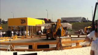 Экскаватор-погрузчик JCB 3CX на выставке СТТ2011