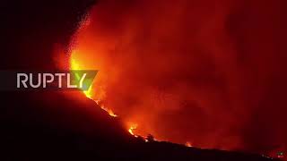 Spain: Dramatic scenes as La Palma volcano continues to spew lava