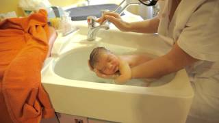 Clip tắm cho bé sơ sinh cực iu ^_^