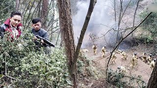 共軍女特工佔據有利地形，用地雷埋伏，以少打多暴打國軍！