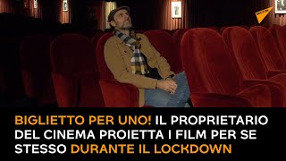 Biglietto per uno! Il proprietario del cinema proietta i film per se stesso durante il lockdown