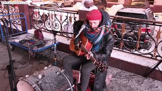 Песня “Старый отель, полупустой вагон метро, длинный тоннель, город плывет в море цветных огней”.
