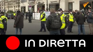Germania: gli scettici si riuniscono davanti all'edificio del Bundestag