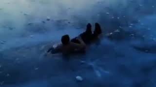 Un mec bourré veut marché sur un lac gelé