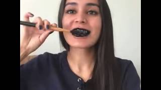 Youtubers en tandenpoetsen met houtskool