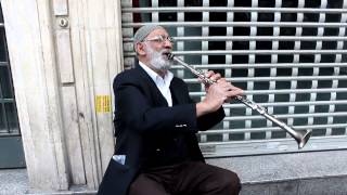 80 lik dedenin klarnet taksimi istiklal caddesi sokak müzisyenleri (Ahmet ÖZDAMAR)