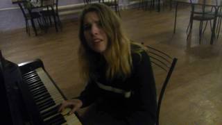 Девушка  красиво поет в кафе (cover Знаешь ROZHDEN ) girl sing in café